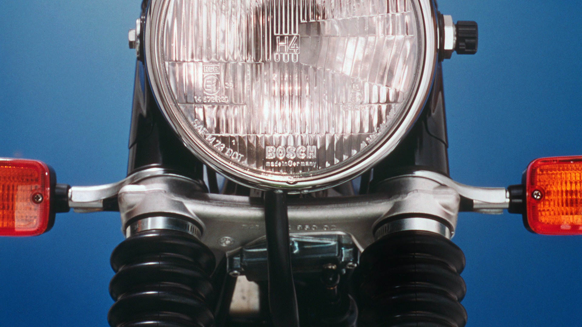 1977 год – первая система предупреждающих сигналов для мотоциклов