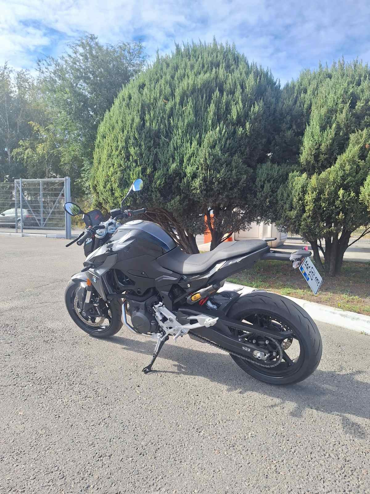 F 900 R