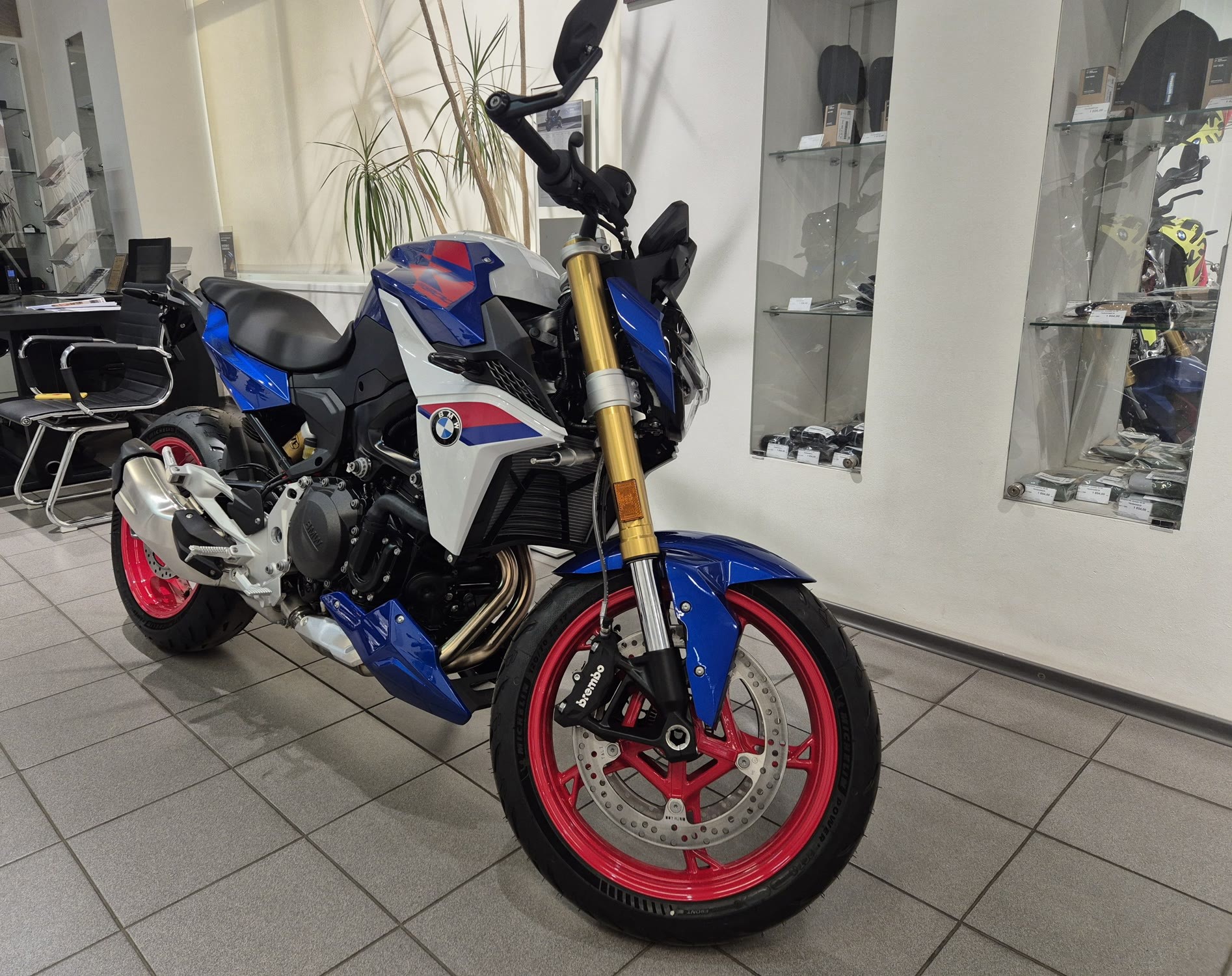 F 900 R