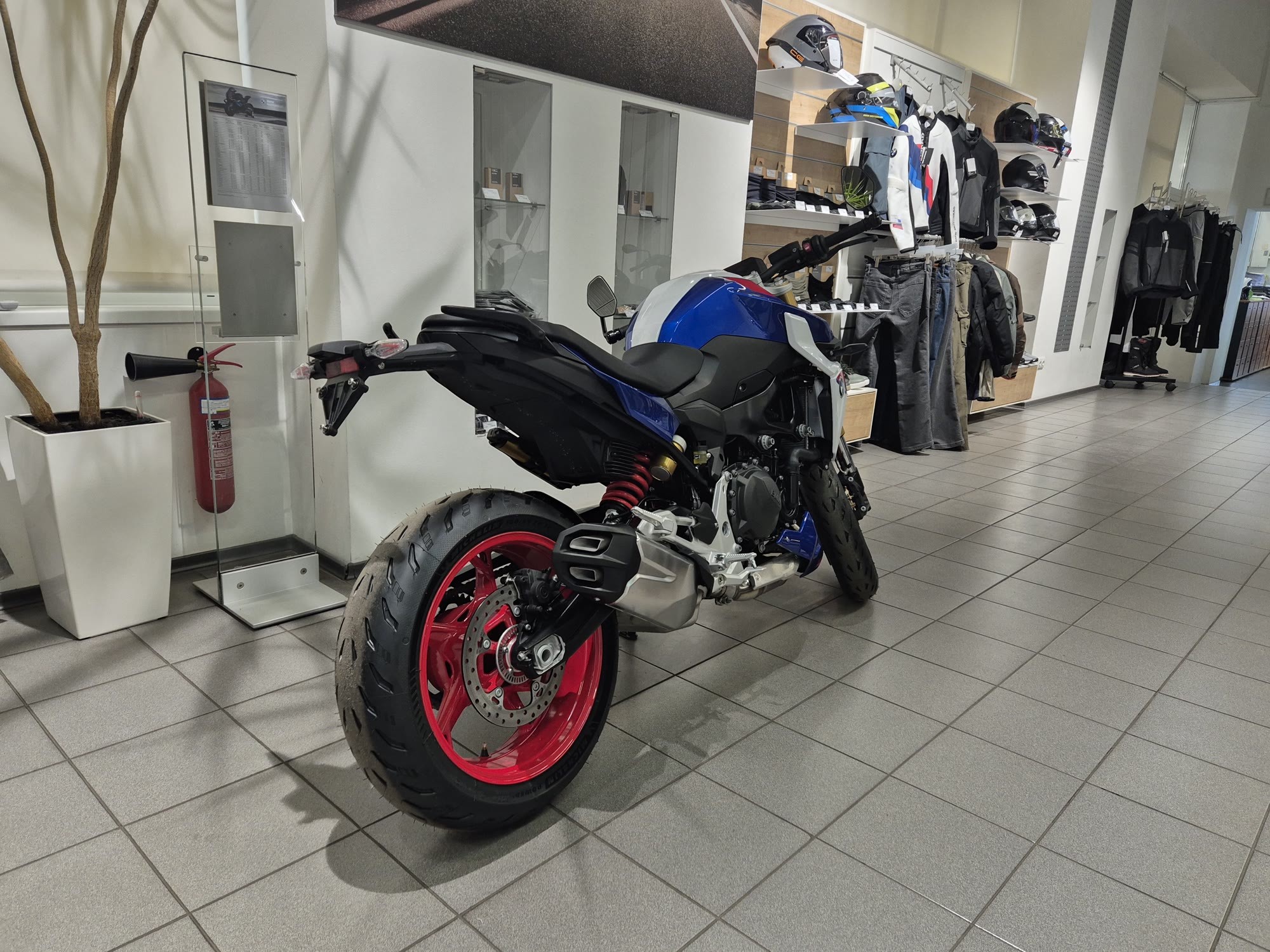 F 900 R