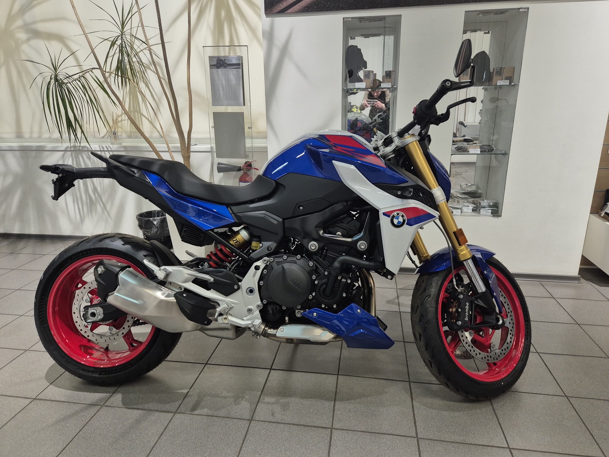 F 900 R