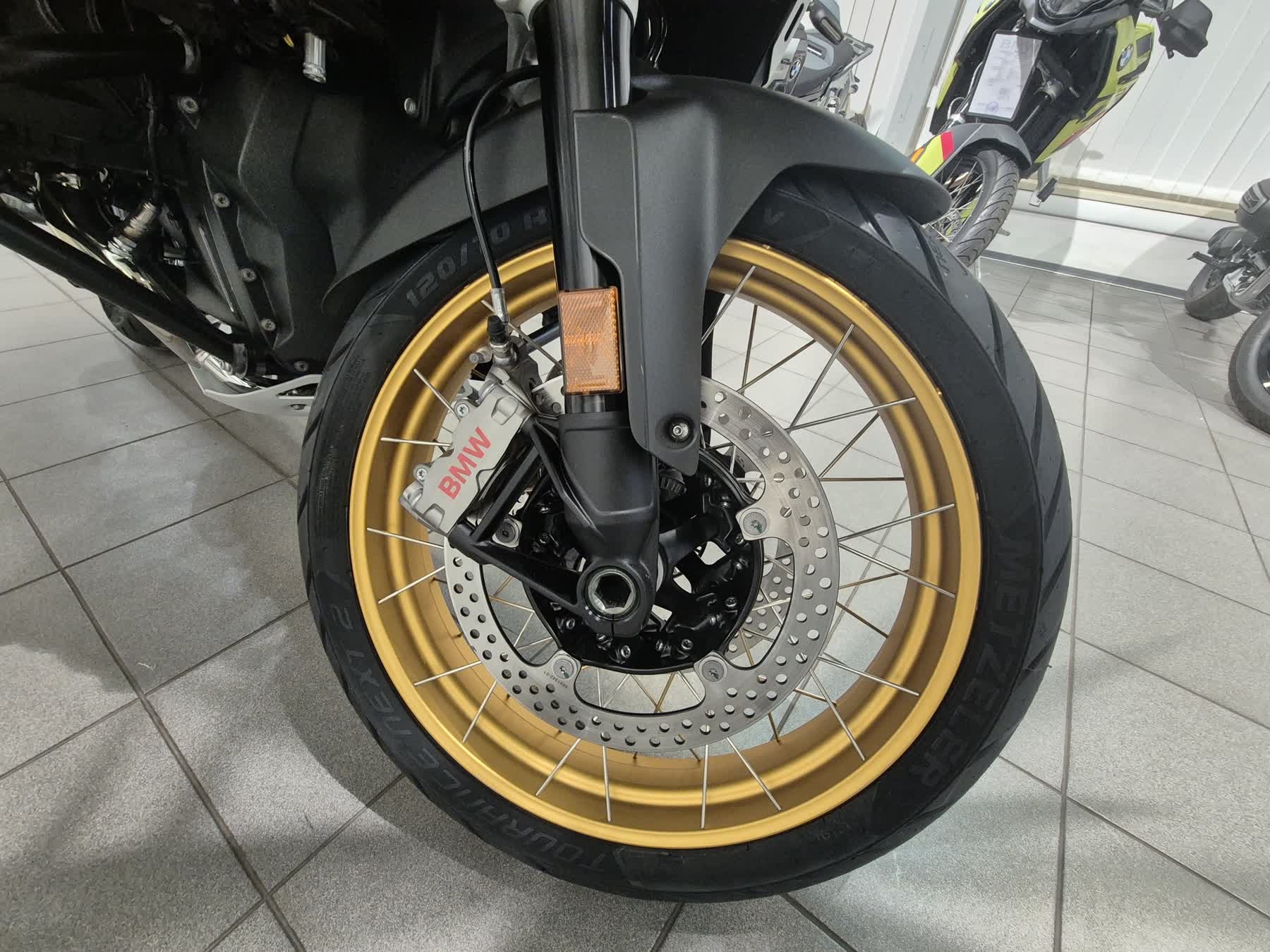 F 900 R