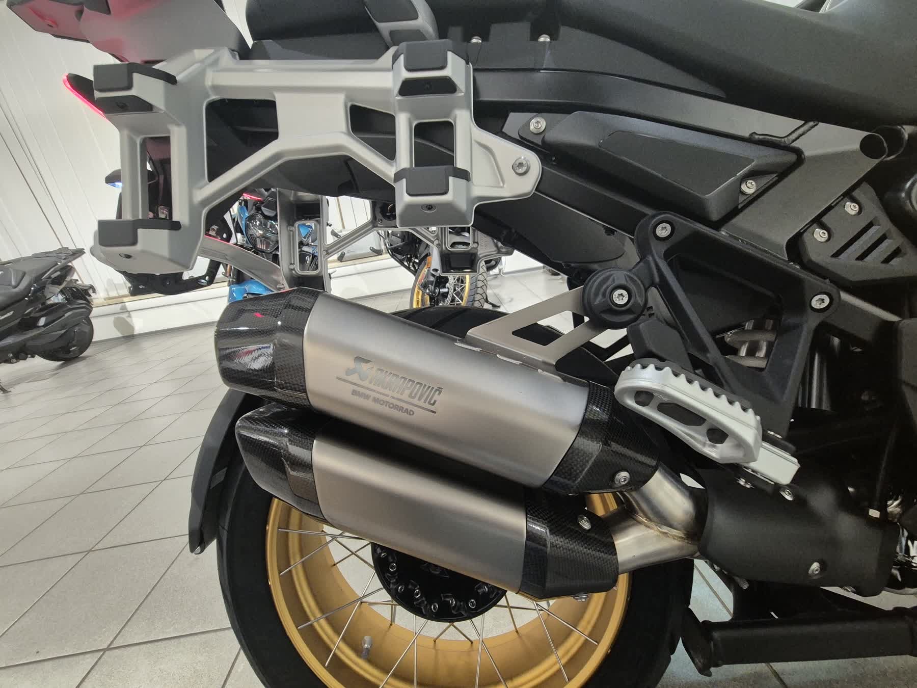 F 900 R