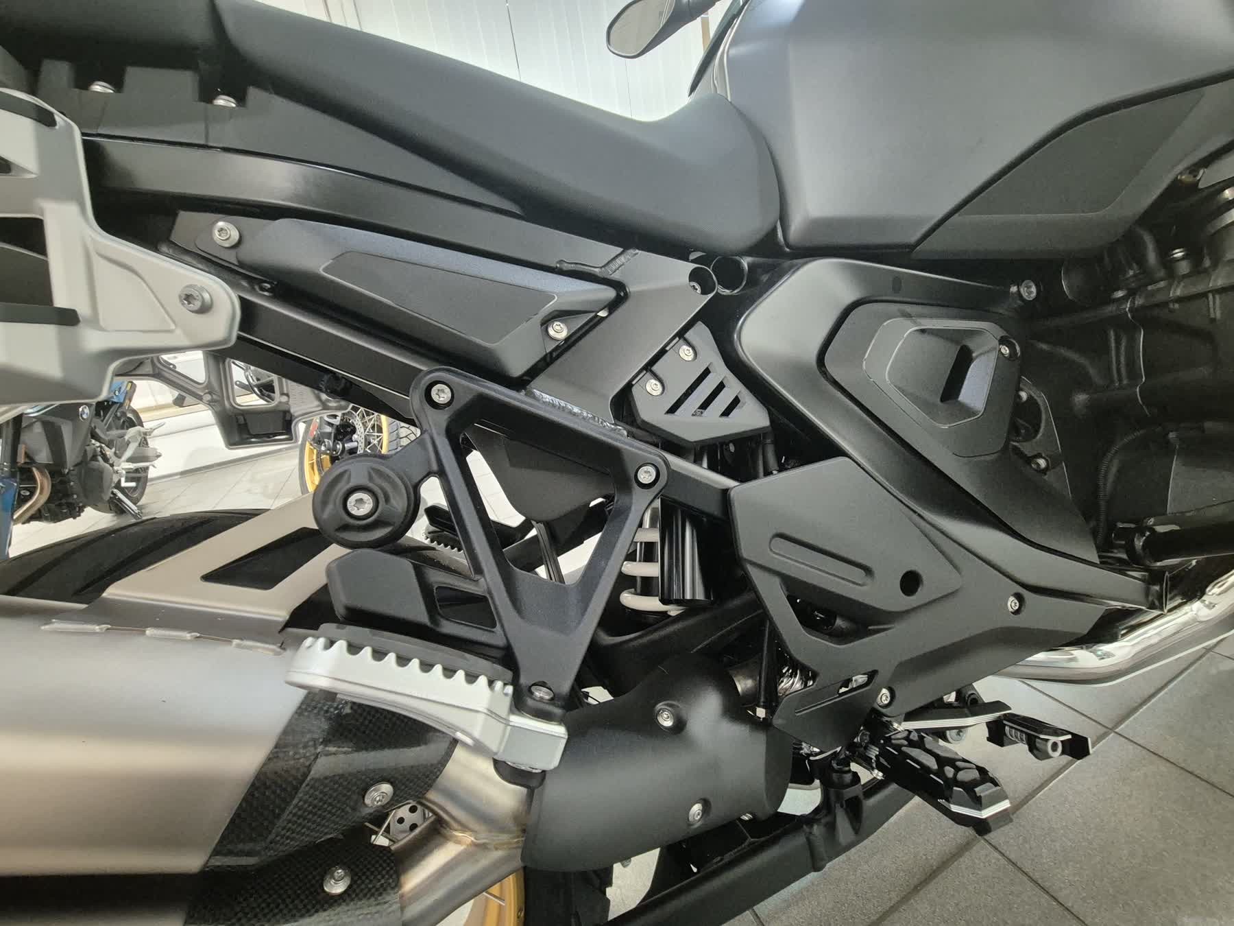 F 900 R