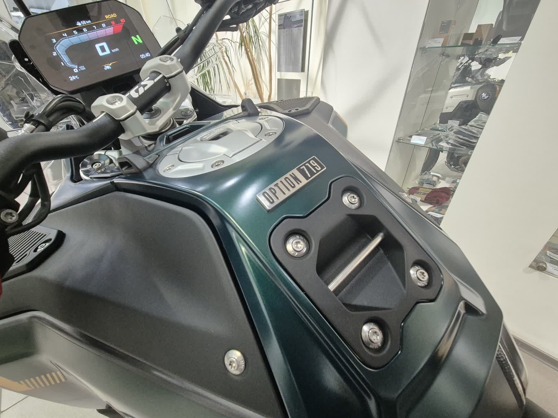F 900 R