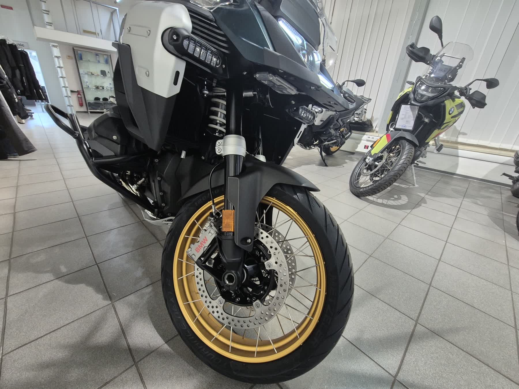 F 900 R