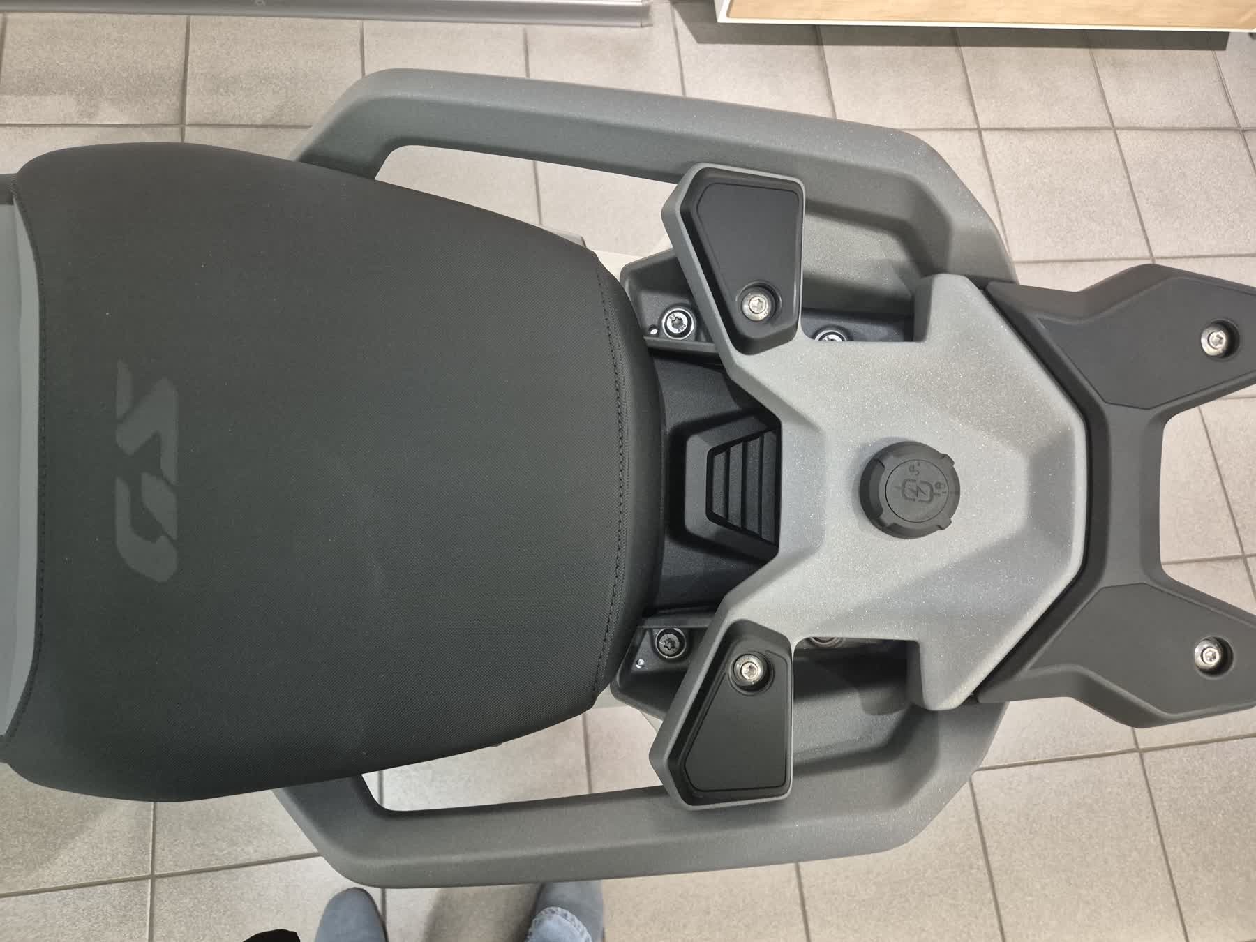 F 900 R