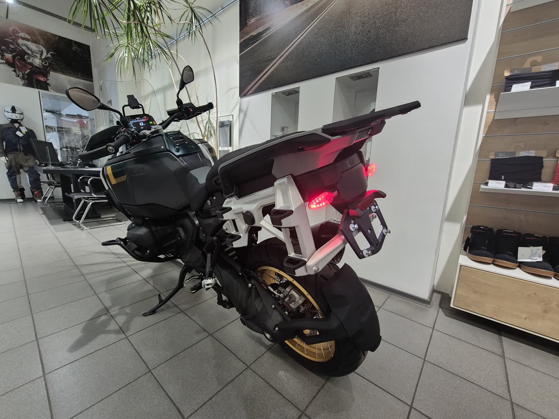 F 900 R