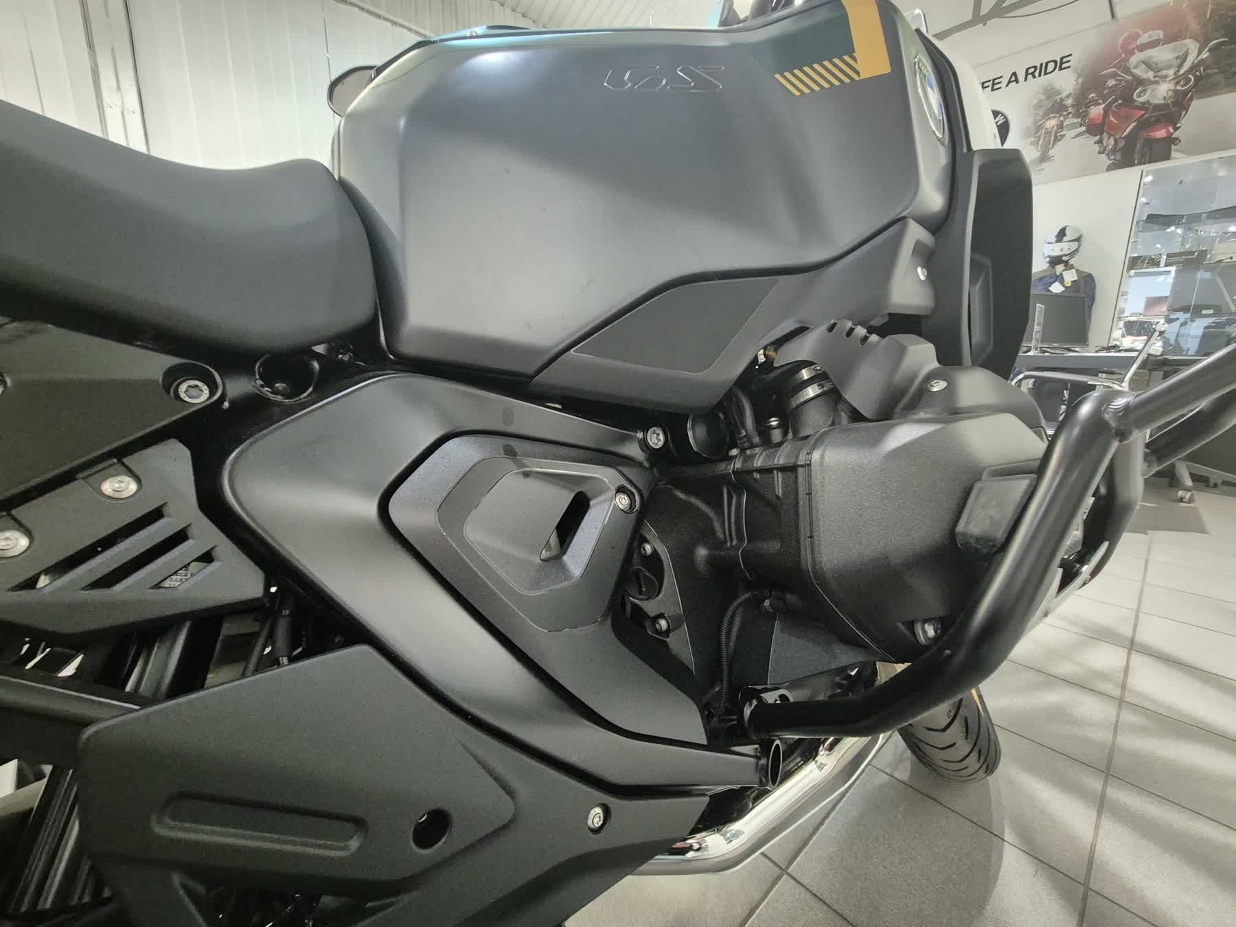 F 900 R