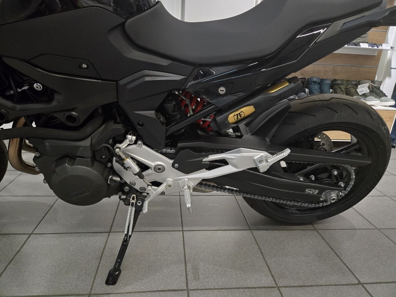 F 900 R