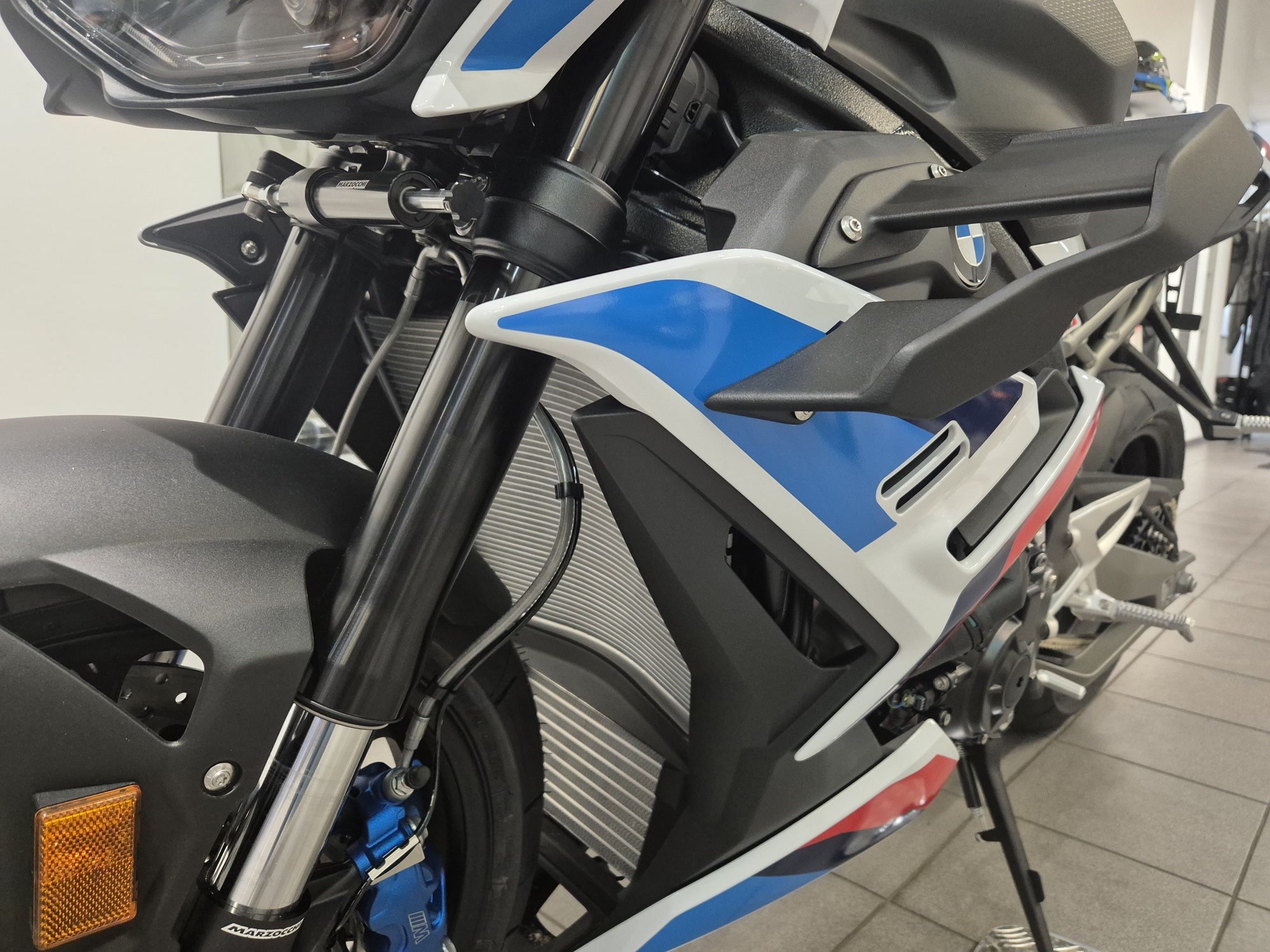 M 1000 R