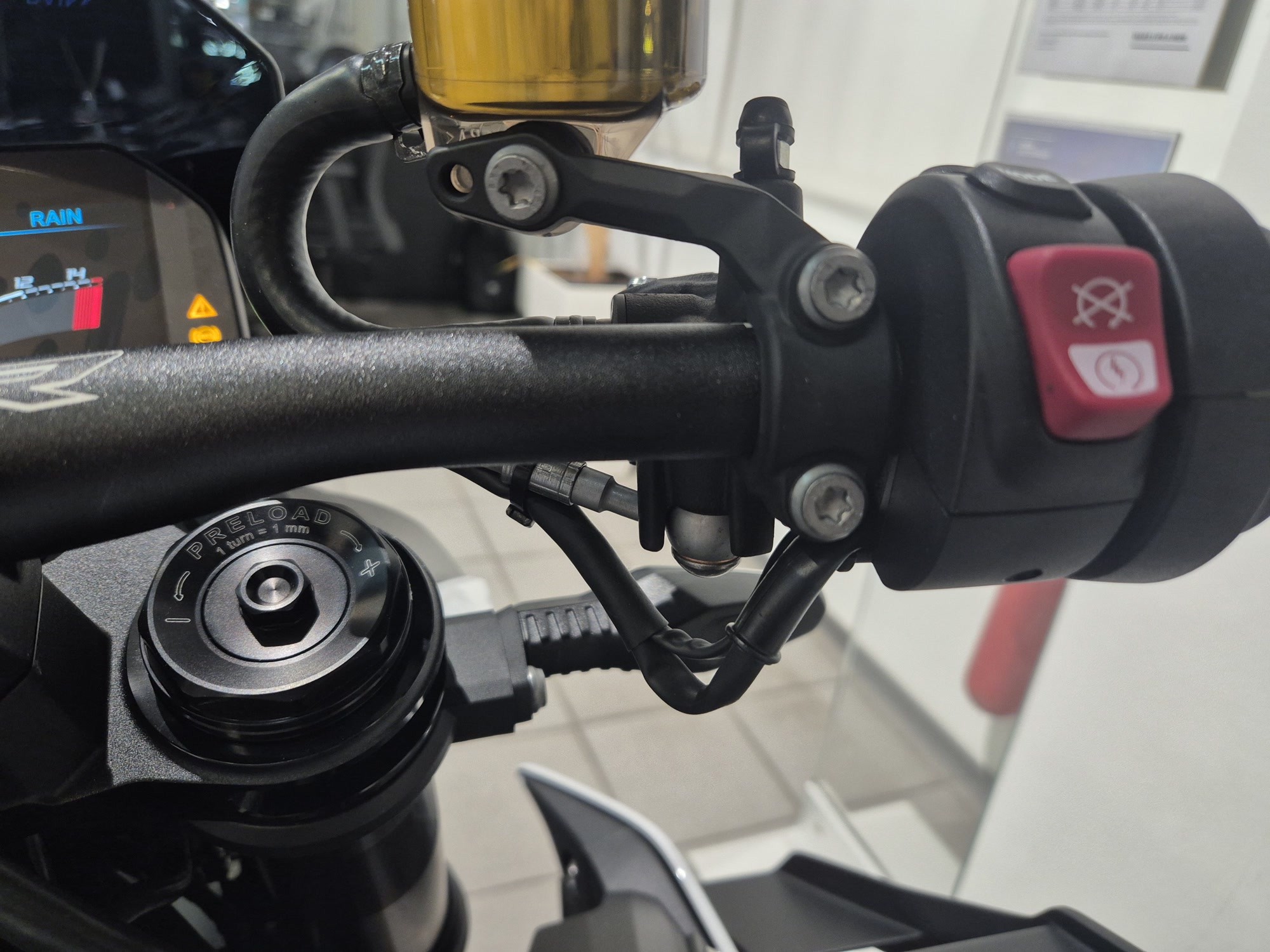 M 1000 R