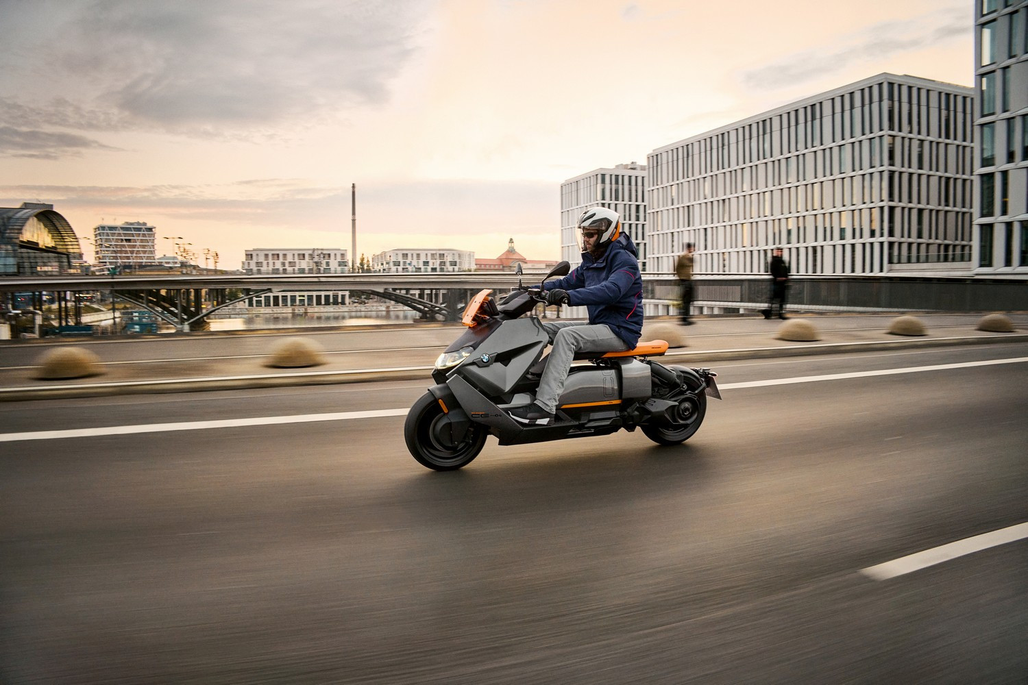 Новий BMW CE 04 – безшумна революція в міський електричній двоколісній мобільності